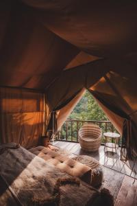 PatjungGlamping tent in Pelaga Eco Park的帐篷配有一张床和一张桌子