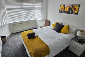 The HydeCozy & Elegant 4 Bedroom Home Near Wembley的一间卧室配有一张黄色毯子床