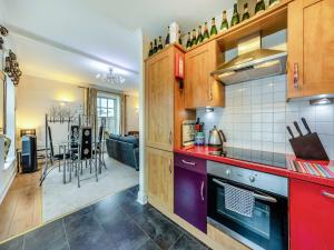 杜伦Moonlight Apartment - Uk46023的一个带红色台面的厨房
