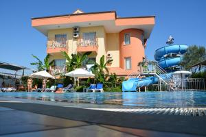 锡德亚乌兹翰酒店的一个带游泳池和水滑梯的度假村