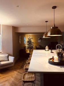 沃明斯特Immaculate 6 Bed House - Unique Cellar Bar- Airbnb的一间客厅,配有圣诞树和一个厨房