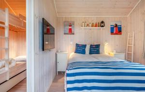 SundsandvikCozy Home In Uddevalla With House A Panoramic View的一间卧室配有蓝色和白色床单