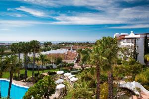 马贝拉The Westin La Quinta Golf Resort & Spa, Benahavis, Marbella的享有度假村的空中景致,设有游泳池和棕榈树