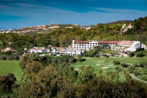 马贝拉The Westin La Quinta Golf Resort & Spa, Benahavis, Marbella的享有带高尔夫球场的度假村的空中景致