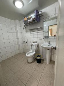 金宁乡斟酒园的一间带卫生间和水槽的浴室