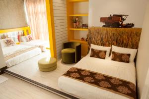 适耕庄Pearl Rice Garden （cottage style）米樂坊頂層田园式高级公寓的客房设有两张床、一张沙发和一张桌子。