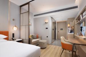 重庆重庆南岸希尔顿惠庭酒店的配有一张床和一张书桌的酒店客房