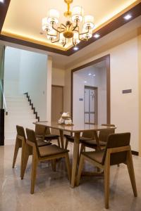 适耕庄Pearl Rice Garden Japanese Style 米樂坊頂層日式高级公寓的一间带桌椅和吊灯的用餐室