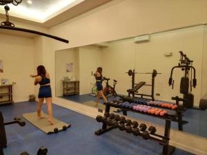 安吉利斯萨凡纳度假酒店的两名妇女在带镜子的健身房锻炼