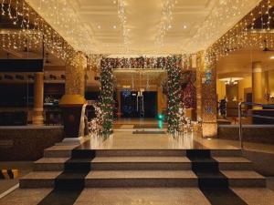安吉利斯萨凡纳度假酒店的大厅,大楼内有圣诞灯和圣诞灯