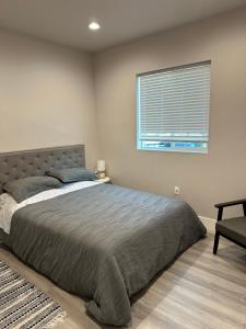 洛杉矶PRIVATE ROOM IN NEW APPARTMENT WITH FULL BATH的一间卧室设有一张大床和一个窗户。