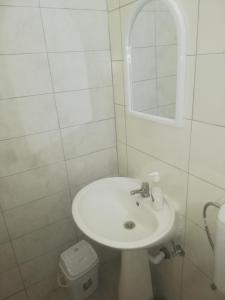 奥赫里德Hostel Vintage的白色的浴室设有水槽和镜子