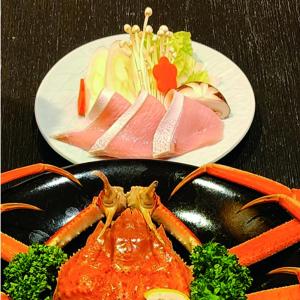 小谷村白马阿尔卑斯山酒店 的桌上放有龙虾的两盘食物