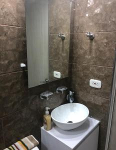 波哥大Apartamento zona central - paloquemao的浴室设有白色水槽和镜子