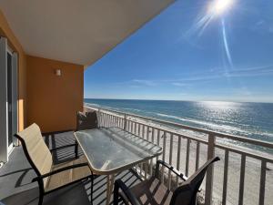 巴拿马城海滩Panama City Beach Ocreanfront 2BR in Splash Resort 402W的一个带桌椅的海景阳台