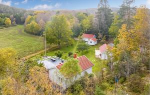 SundsandvikCozy Home In Uddevalla With House A Panoramic View的树林中房屋的空中景观