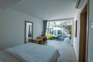 塞米亚克Alami Luxury Villa的一间卧室配有一张床,享有庭院的景色