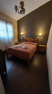 美国别墅城Hotel Lago Los Molinos的一间卧室配有一张大床和两条毛巾