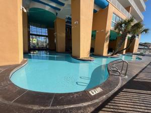 巴拿马城海滩Panama City Beach Ocreanfront 2BR in Splash Resort 402W的大楼中央的大型游泳池