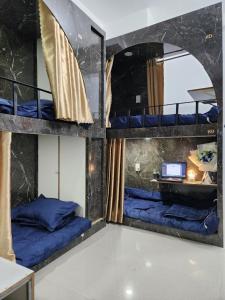 胡志明市D-Dorm Home的客房设有两张双层床和一张书桌。