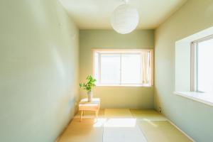镰仓市十八甫旅馆的一间房间,配有椅子和盆栽植物