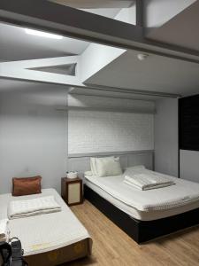 釜山爱特尔汽车旅馆的配有两张床的客房