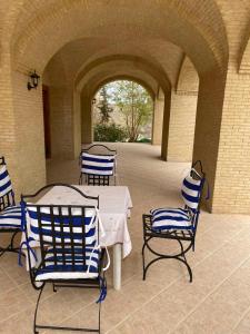 托泽尔SANDROSE的庭院配有蓝色和白色的椅子和桌子