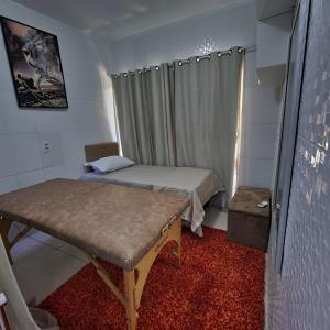贝伦Hostel Inn Gileade的小房间设有两张床和一张桌子
