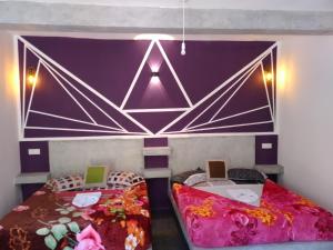 纳拉坦尼亚Hugging Clouds的紫色墙壁客房的两张床