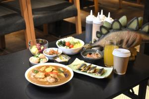 东京Henn na Hotel Tokyo Nishikasai 的一张桌子,上面放着一碗食物和一只恐龙