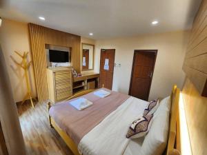 芭东海滩Alaita Hostel Patong的一间卧室配有一张床,上面有两条毛巾