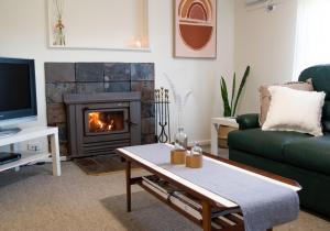 MinnipaEntire house in Minnipa - 3 bedroom, sleeps 5的客厅设有壁炉和绿色沙发。