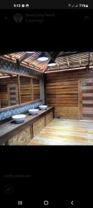 San AgustinCRUISER'S BEACH RESORT的一间客房内带四个水槽的浴室
