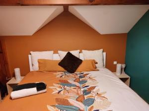 ChevryLocation Chambres Le Panorama - Aéroport Genève - Pays de Gex的一间卧室配有一张带橙色墙壁的大床