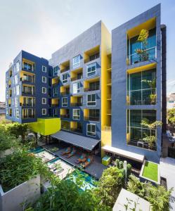 曼谷曼谷利特住宿的公寓大楼前方设有游泳池
