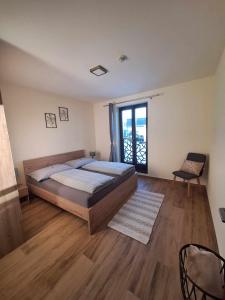 韦伯夫Apartmány Zaky的一间卧室设有一张大床和一个窗户。