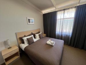塞杜纳高速公路一号汽车旅馆的一间卧室配有一张床,床上有毛巾