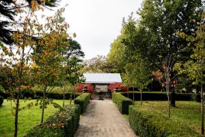 BraidwoodThe Doncaster的穿过花园的步道,花园的建筑背景