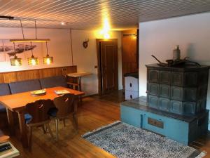 索内纳尔佩·纳斯费尔德Beautiful chalet apartment - ski-in & ski-out的客厅配有木桌和燃木炉。