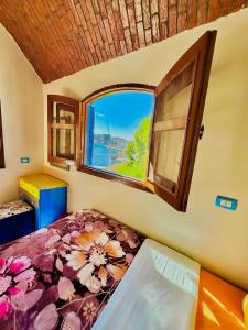 阿斯旺Airkela Nuba Dool2的一间卧室设有一张床和一个窗口