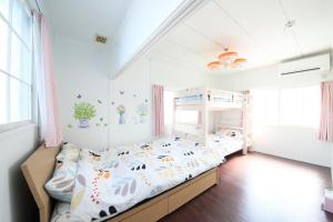 小樽Sungarden - Vacation STAY 95967的一间卧室配有一张床和一张双层床。