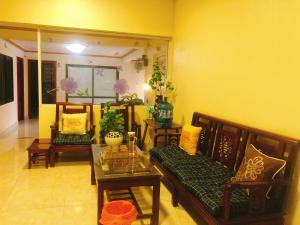 高平Gia Bảo Homestay - Cao Bằng的客厅配有沙发和桌子