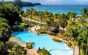 卡伦海滩Thavorn Palm Beach Resort Phuket的享有度假村游泳池的空中景致