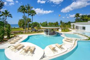 卡伦海滩Thavorn Palm Beach Resort Phuket的一张带躺椅的游泳池图片