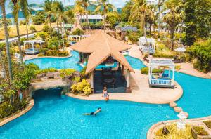 卡伦海滩Thavorn Palm Beach Resort Phuket的享有度假村游泳池的空中景致