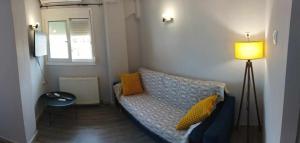 奥林匹亚达Villa Pavlina的一间小房间,配有沙发和灯
