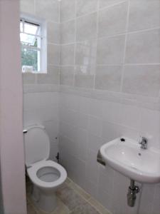 博福特西Karoo C的一间带卫生间和水槽的浴室