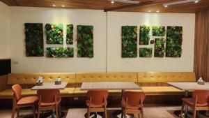 花莲市車站100m民宿丨電梯附停車場的用餐室配有桌椅和壁画