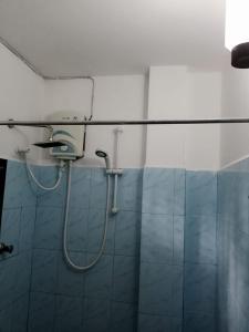 本托塔Bandu Villa的一间带淋浴的浴室位于客房的墙上
