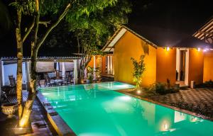 达瓦拉维乌达瓦拉瓦大象休憩酒店的夜间在房子前面的游泳池